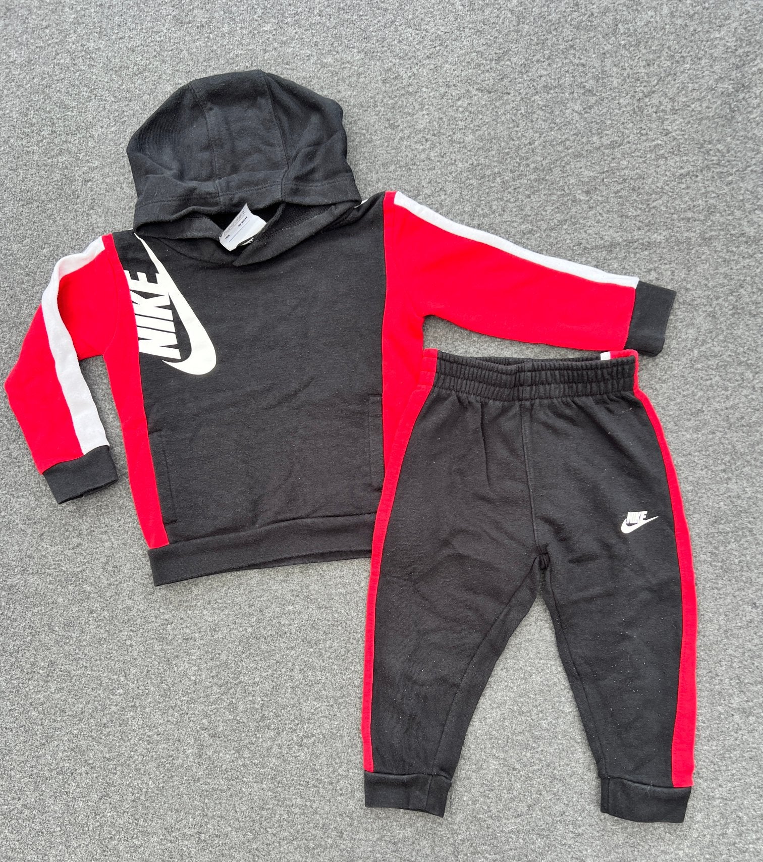 Nike 2-delig trainingspak jongen maat 80 – zo goed als nieuw, Kinderen en Baby's, Babykleding | Maat 80, Ophalen of Verzenden
