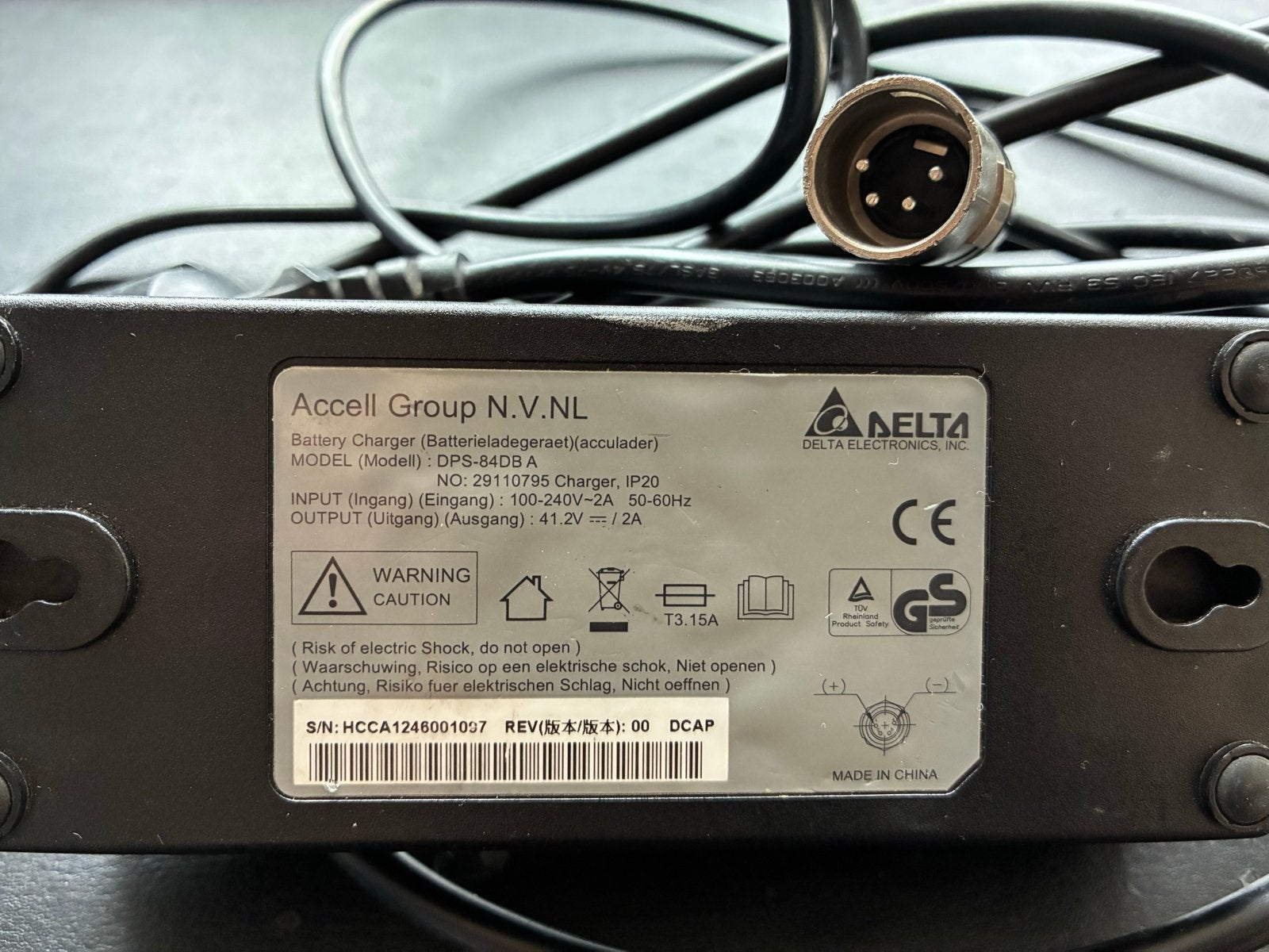 Accell Fietsacculader 4-pins (Model: DPS-84DB A), Ophalen of Verzenden, Zo goed als nieuw, Elektrische fiets