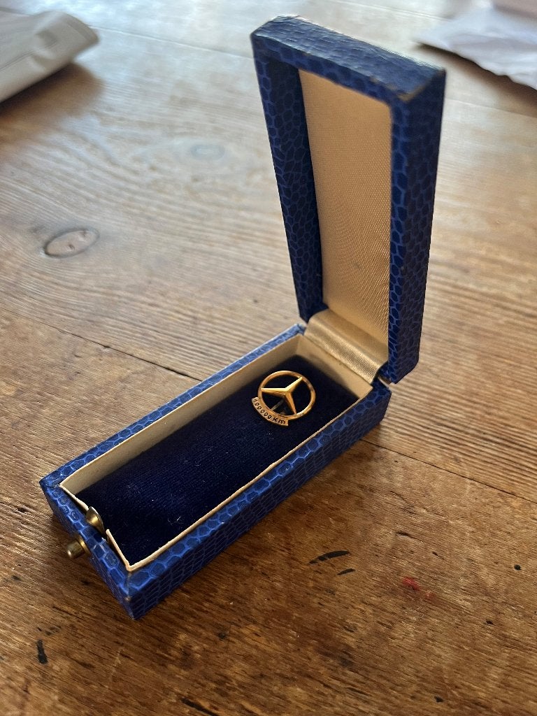 Mercedes speldje in mooi oud doosje, Verzamelen, Ophalen of Verzenden, Gebruikt, Overige onderwerpen