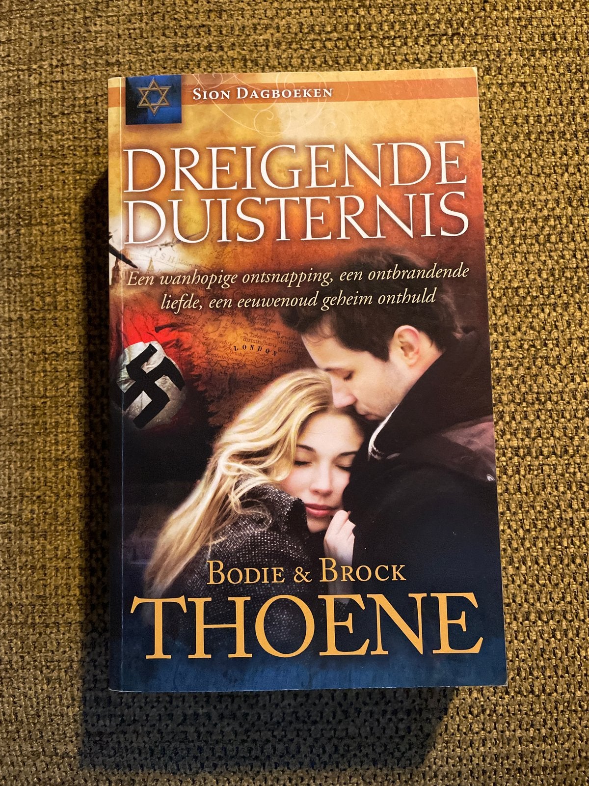 Brock Thoene - Dreigende duisternis, Brock Thoene; Bodie Thoene, Ophalen of Verzenden, Zo goed als nieuw, Nederland