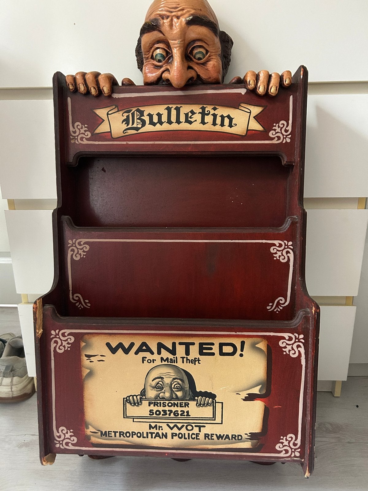 Vintage houten brievenhouder met 'Wanted' poster en figuur, Huis en Inrichting, Woonaccessoires | Overige, Ophalen, Gebruikt, Meerkleurig