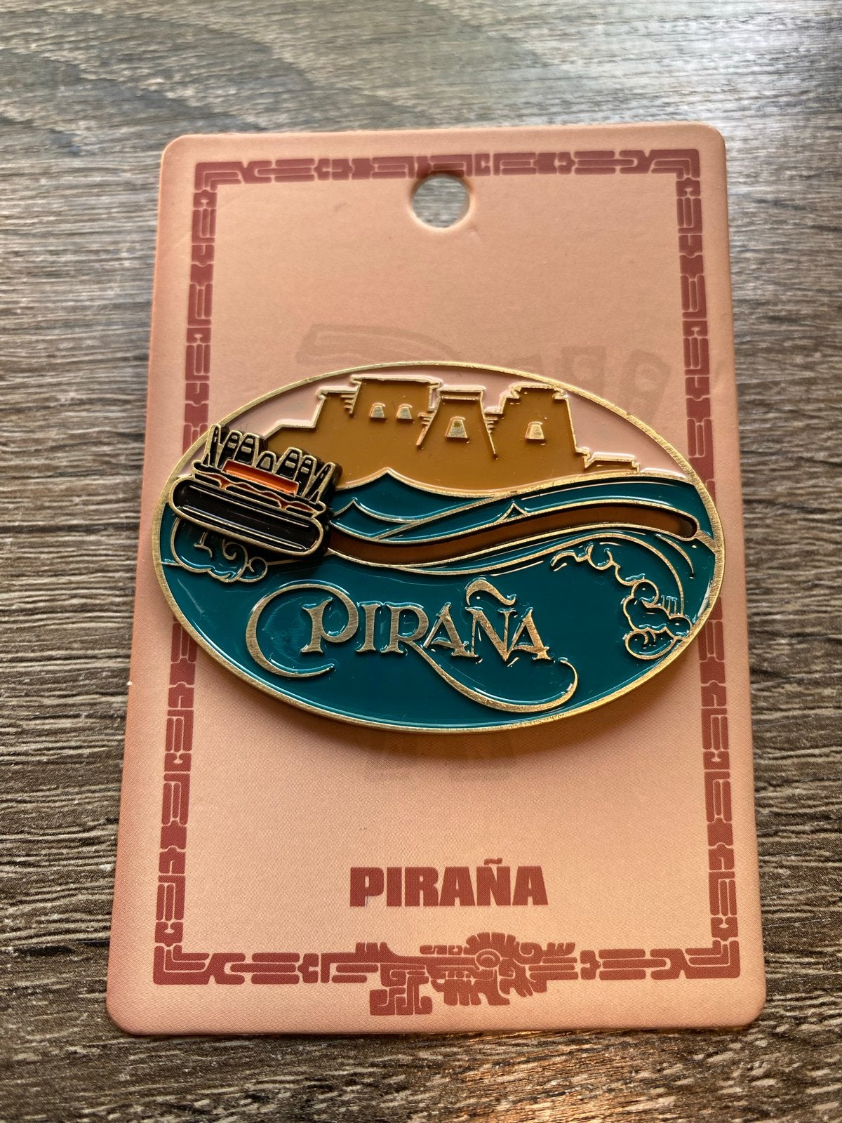 Efteling Piraña pin nieuw op kaartje, Verzamelen, Ophalen of Verzenden, Nieuw, Button of Speldje