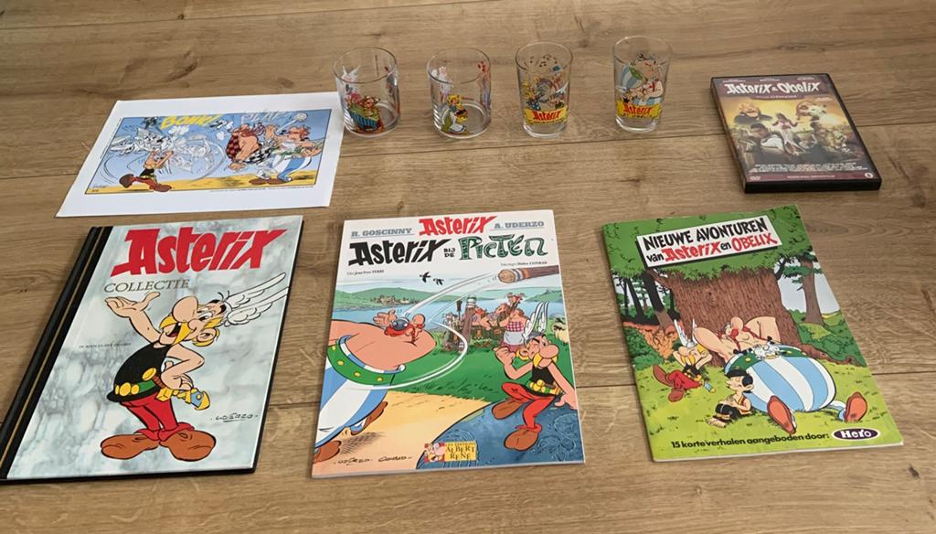 Asterix obelix glazen boeken film op dvd  en mini poster A4, Eén stripboek, Ophalen of Verzenden, Zo goed als nieuw