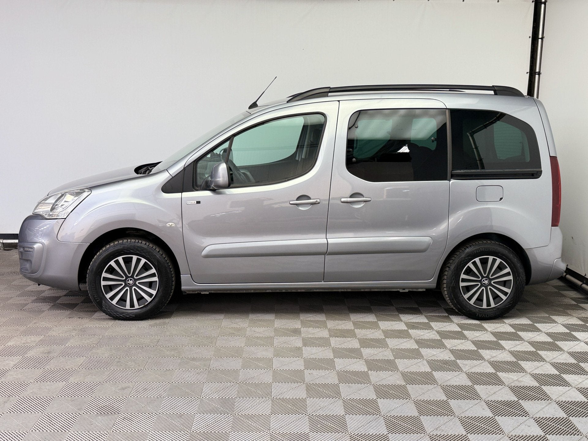 Peugeot Partner Tepee 1.2 PureTech Active Navi Airco Trekhaa, Auto's, Peugeot, Voorwielaandrijving, Stof, Gebruikt, 1199 cc
