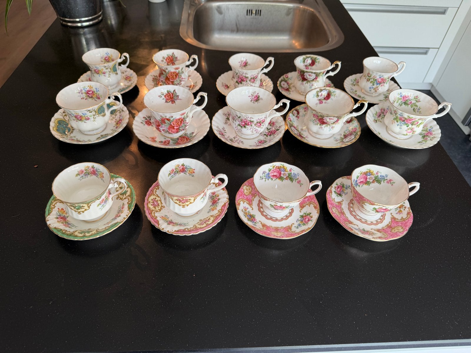 Royal Albert thee- en koffiekopjes en schotels, Ophalen