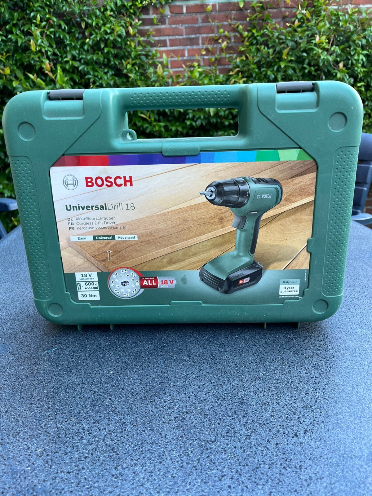 Bosch Universal Drill 18, Ophalen of Verzenden, Zo goed als nieuw, Boor- en Schroefmachine