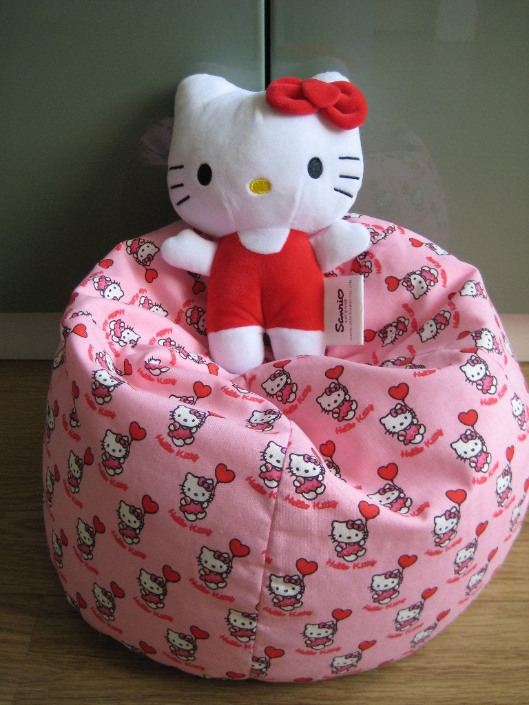 Sanrio Hello Kitty knuffel 20 cm wit met rood ZGAN + zitzak, Overige merken, Ophalen of Verzenden, Zo goed als nieuw, Met kleding of accessoire