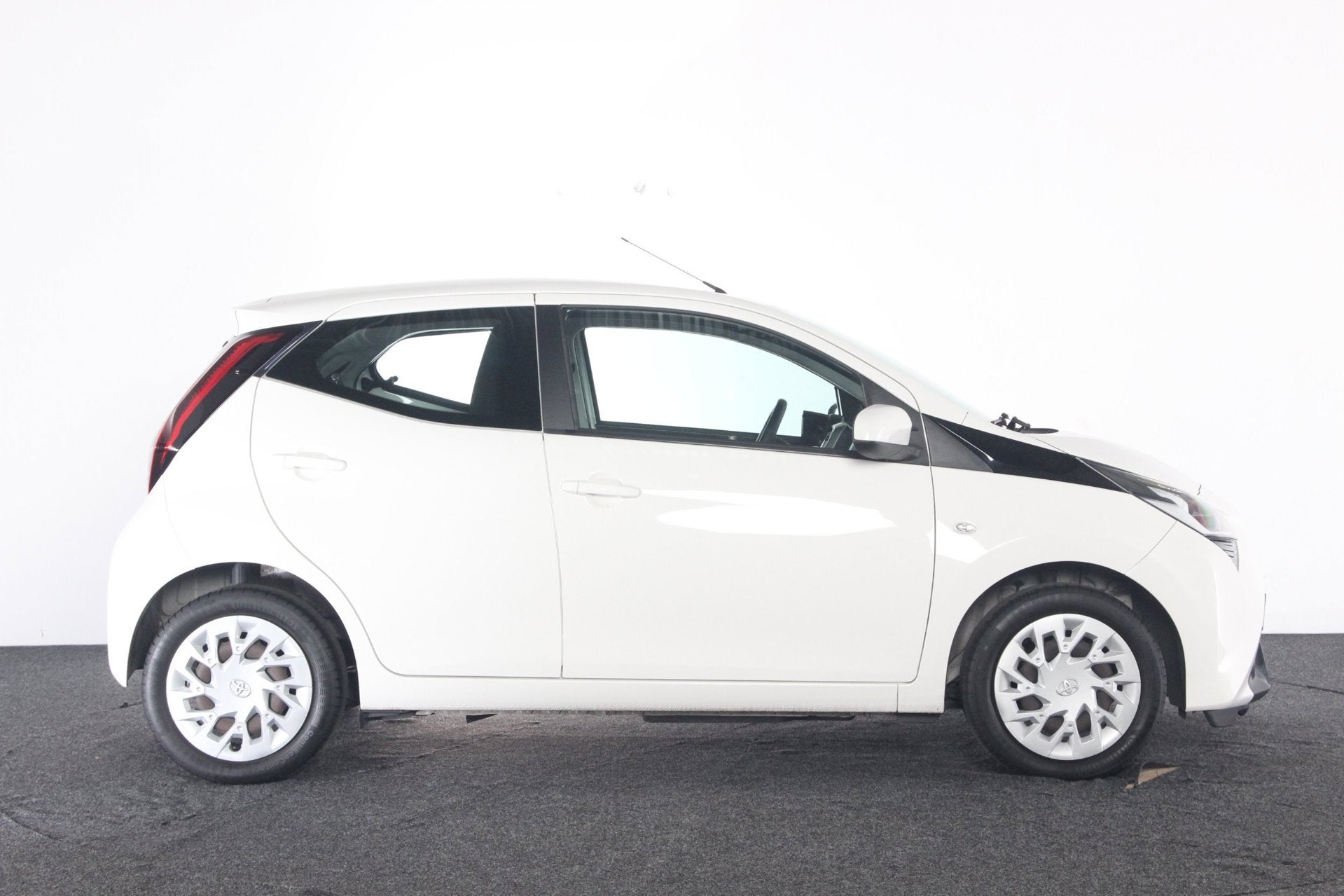 Toyota Aygo 1.0 VVT-i x-play / achteruitrijcamera / groot sc, Auto's, Voorwielaandrijving, Stof, Gebruikt, 4 stoelen