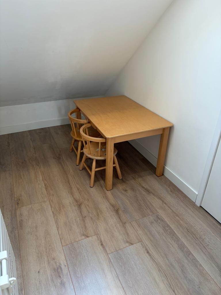 Houten kinder speeltafel met 2 stoeltjes, Kinderen en Baby's, Kinderkamer | Tafels en Stoelen, Ophalen, Gebruikt, Tafel(s) en Stoel(en)