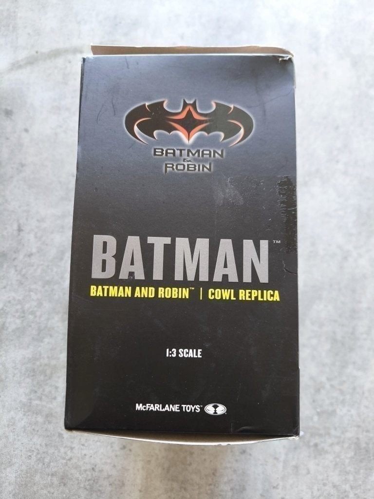 Foto 2 van McFarlane Toys - DC Direct Batman Cowl Replica