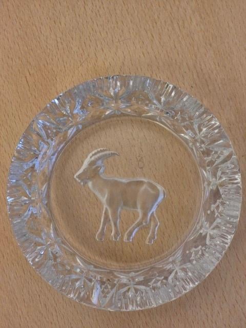 Asbak geslepen glas met steenbok afbeelding, Antiek en Kunst, Ophalen of Verzenden