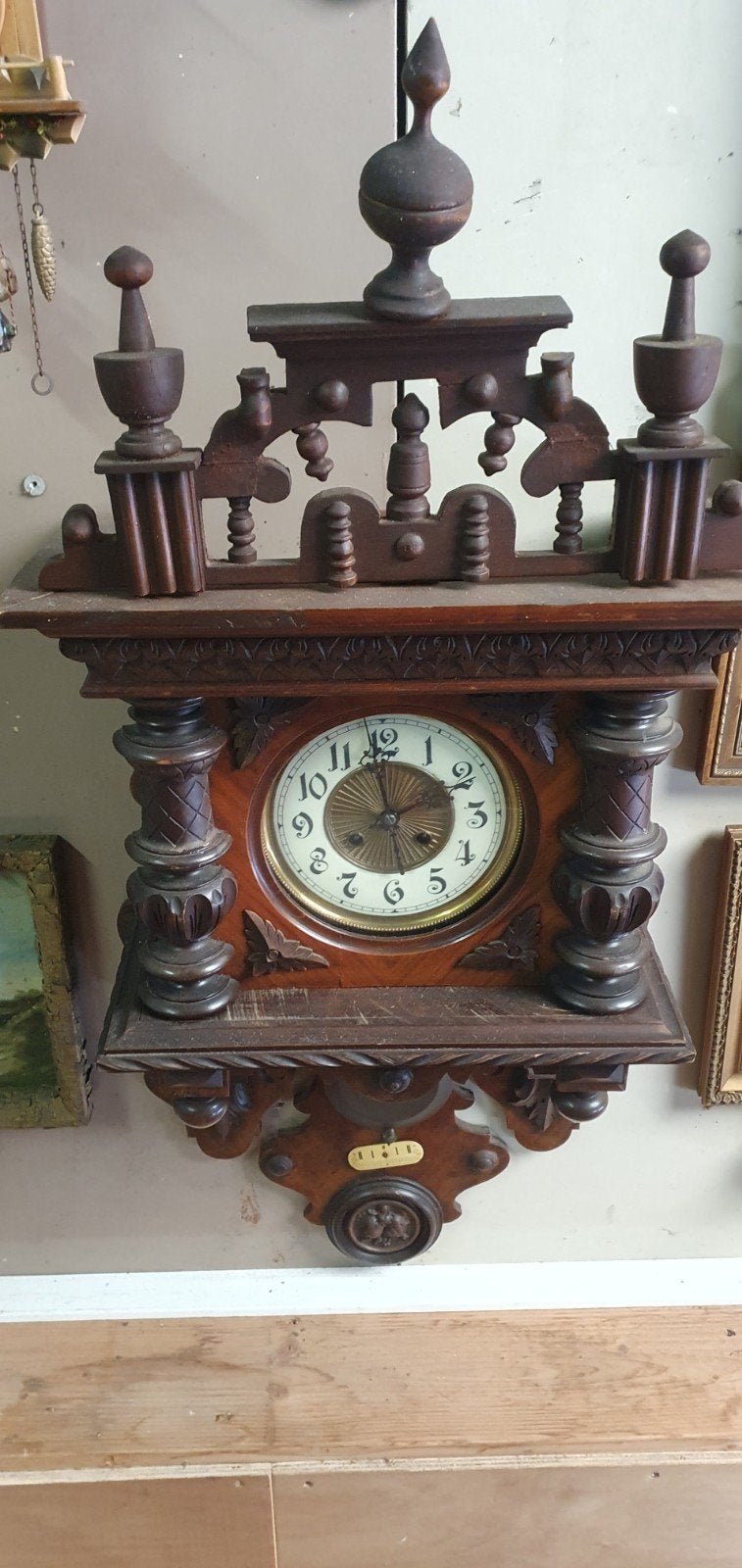 Antieke Wandklok met Houten Ornamenten, Antiek en Kunst, Ophalen of Verzenden