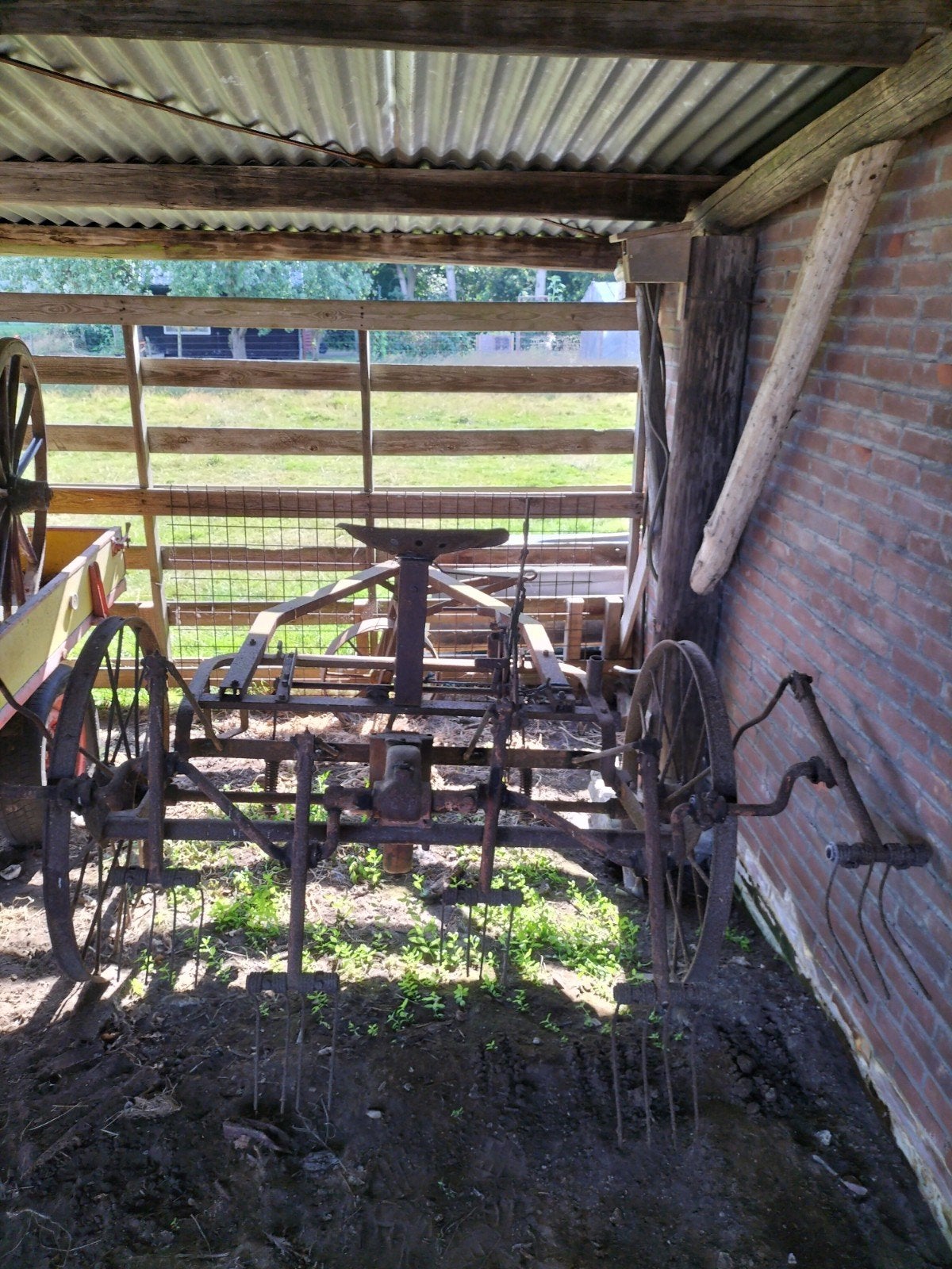 Oude roestige landbouwmachine voor hooischudden, Zakelijke goederen, Agrarisch | Werktuigen, Veehouderij, Overige typen, Ophalen of Verzenden