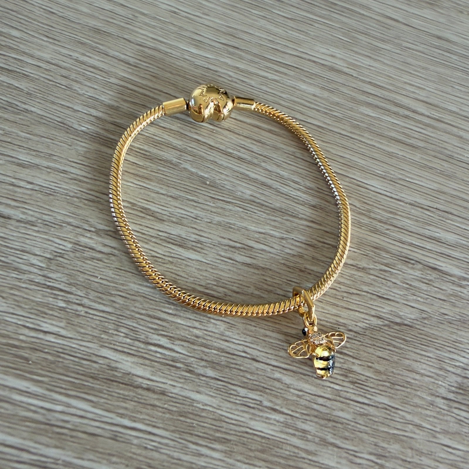 Pandora armband met bedel bijtje, Ophalen of Verzenden, Zo goed als nieuw, Met bedels of kralen, Goud