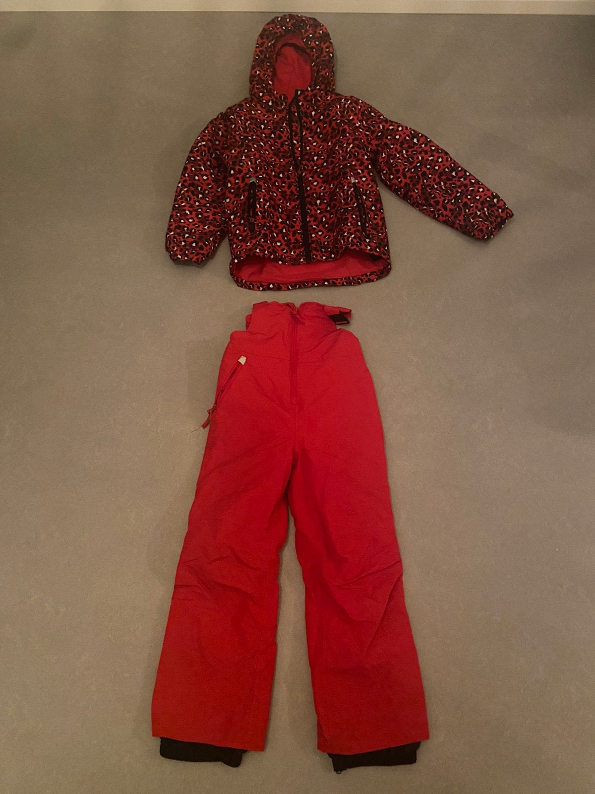 Skijas en skibriek kind 122/128 rood met luipaardprint, Kleding | Dames, Ophalen of Verzenden, Gedragen, Maat 34 (XS) of kleiner