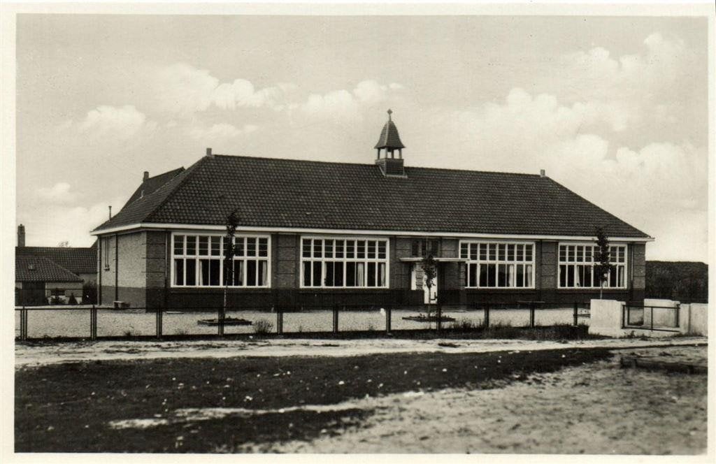 R.K. School te Amsterdamscheveld. - niet gelopen, Ophalen of Verzenden, 1960 tot 1980, Ongelopen, Drenthe