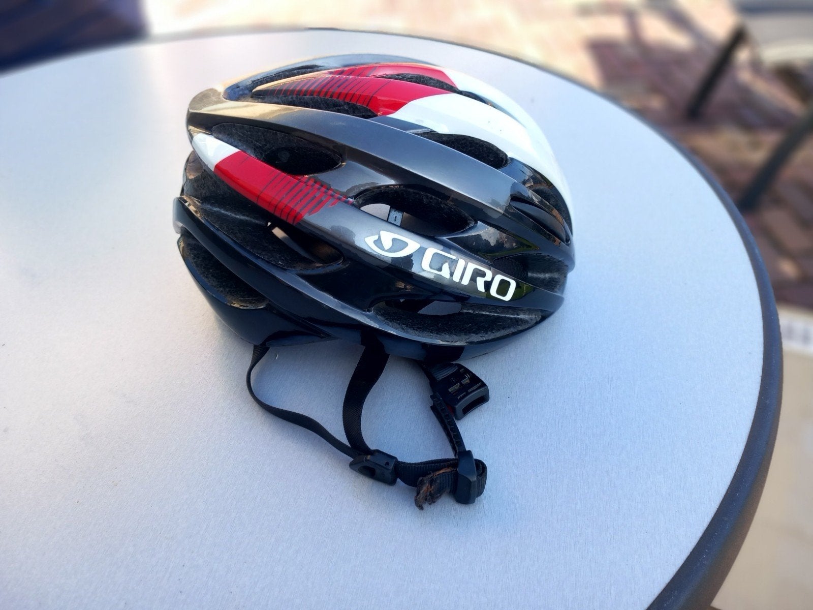 Giro fietshelm - Zwart, rood, wit - Maat M, Fietsen en Brommers, Ophalen, Gebruikt, Heer of Dame, M