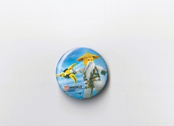 mooie button van Lego Ninjago  lees verder, Ophalen of Verzenden, Overige onderwerpen, Speldje of Pin