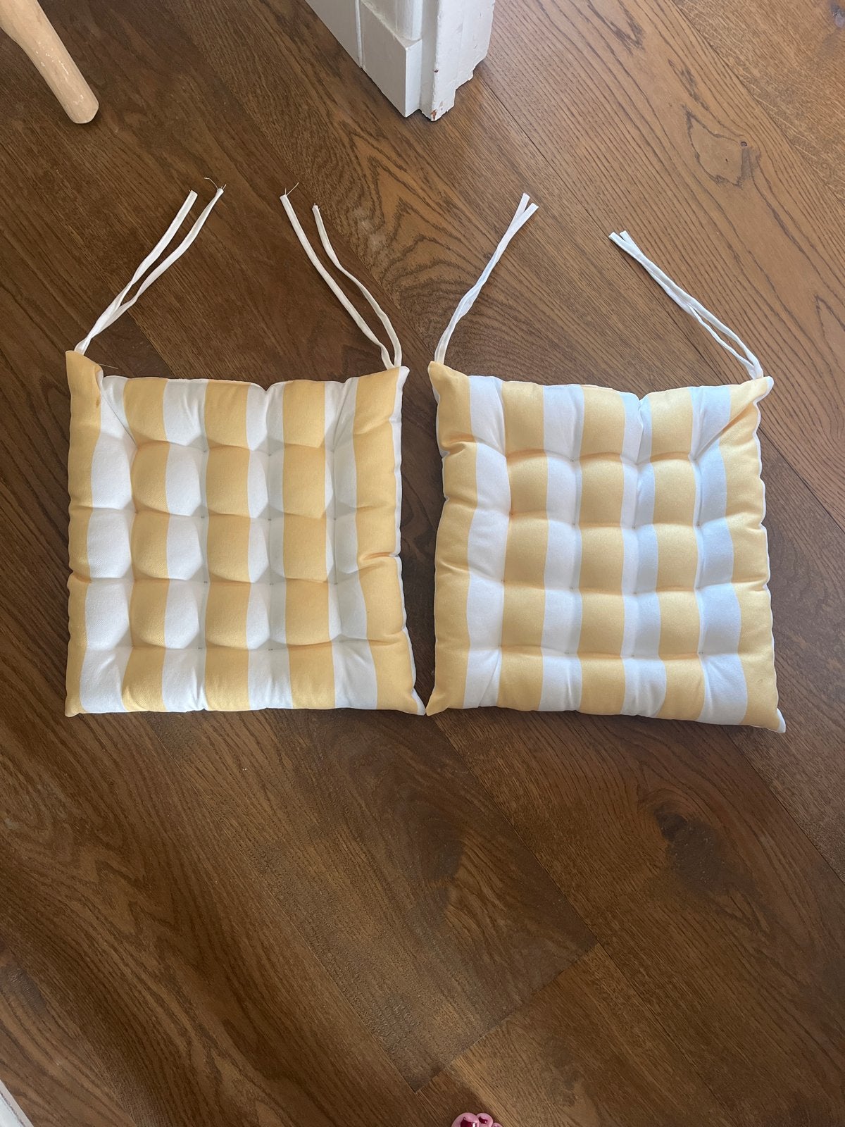 2x Geel-witte zitkussens voor buiten, 35x35 cm, Ophalen, Zo goed als nieuw, Geel, Vierkant