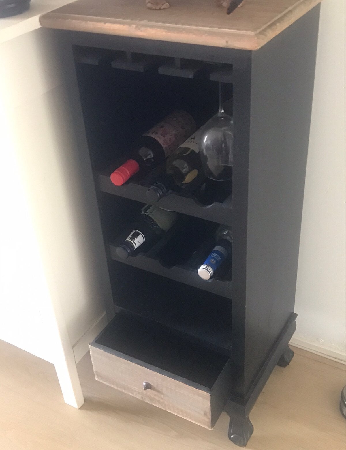 Zwarte houten wijnkast met lade, Ophalen, Zo goed als nieuw, Hout, 5 tot 15 flessen