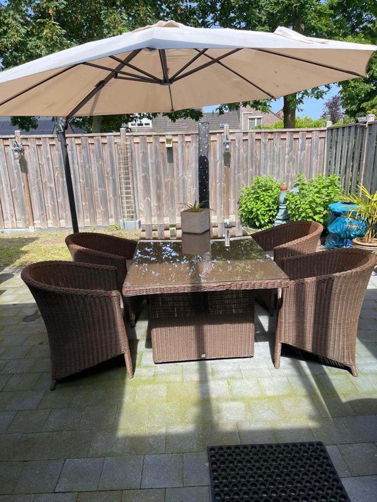 Tuintafel met 4 stoelen, Ophalen, 4 zitplaatsen, Kunststof, Zo goed als nieuw