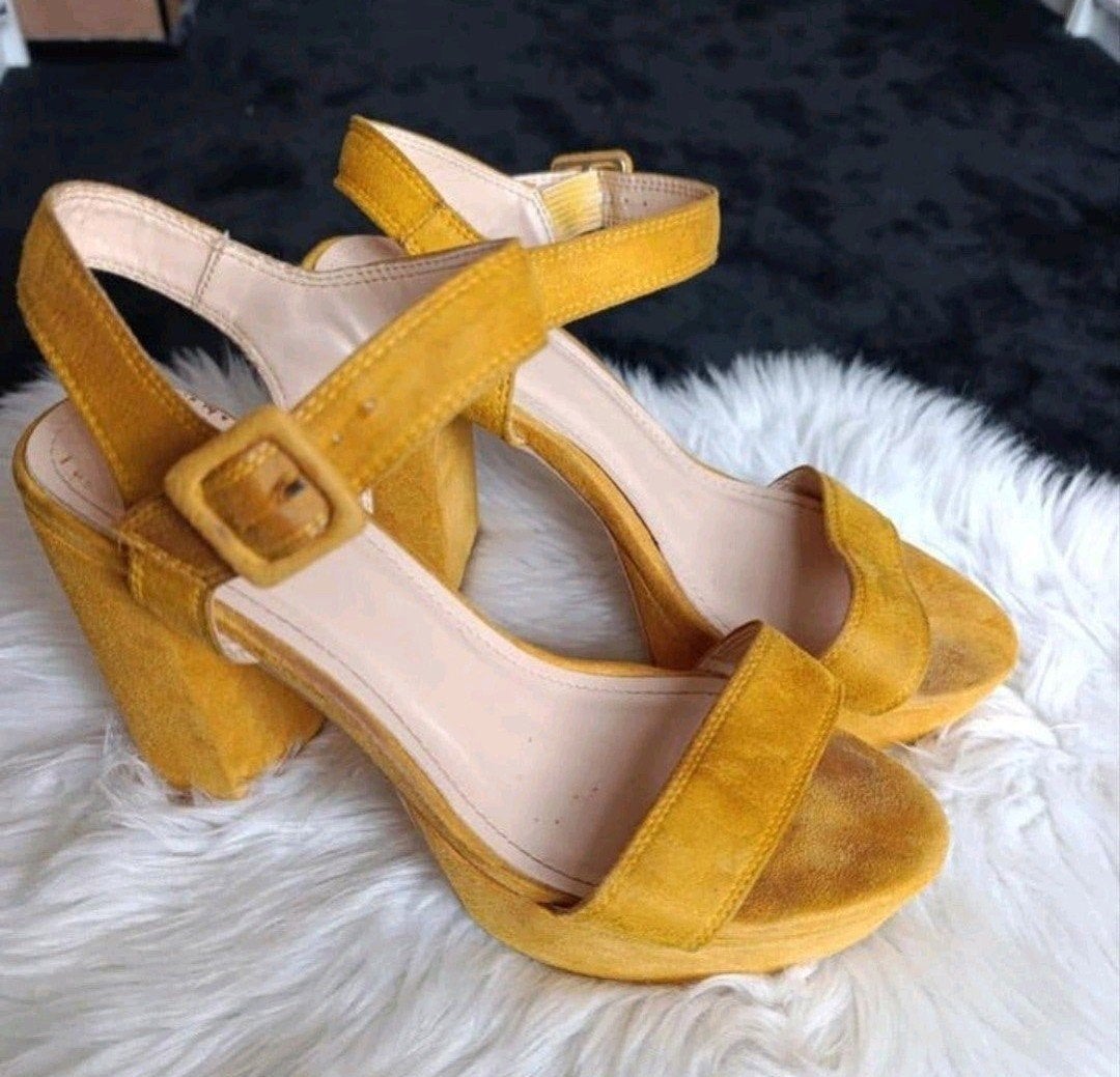 Gele sandalen met blokhak - Maat 40, Geel, Zo goed als nieuw, Sandalen of Muiltjes, Ophalen of Verzenden