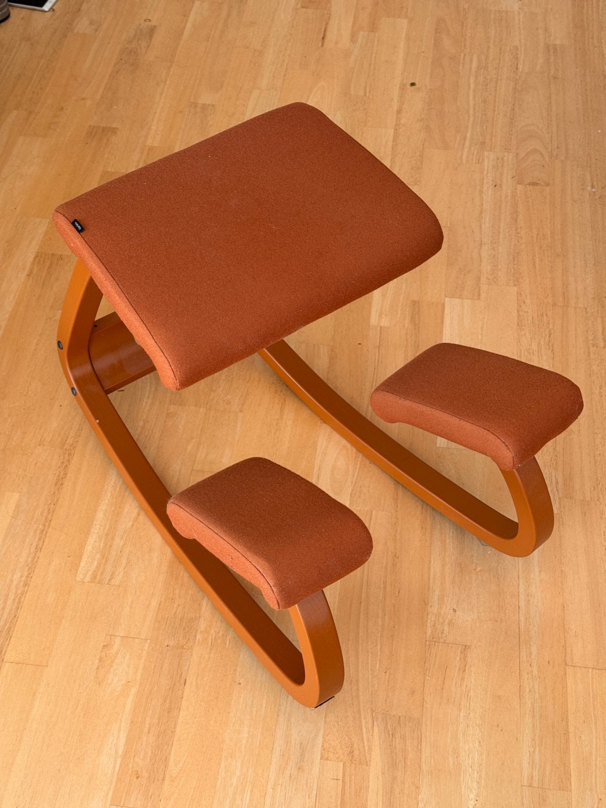 Stokke Varier balans terracotta kniestoel - Peter Opsvik, Ophalen, Overige kleuren, Zo goed als nieuw, Hout