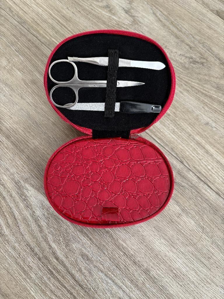 manicureset in mooi reisetui, Ophalen of Verzenden, Nieuw, Rood, Handen en Nagels