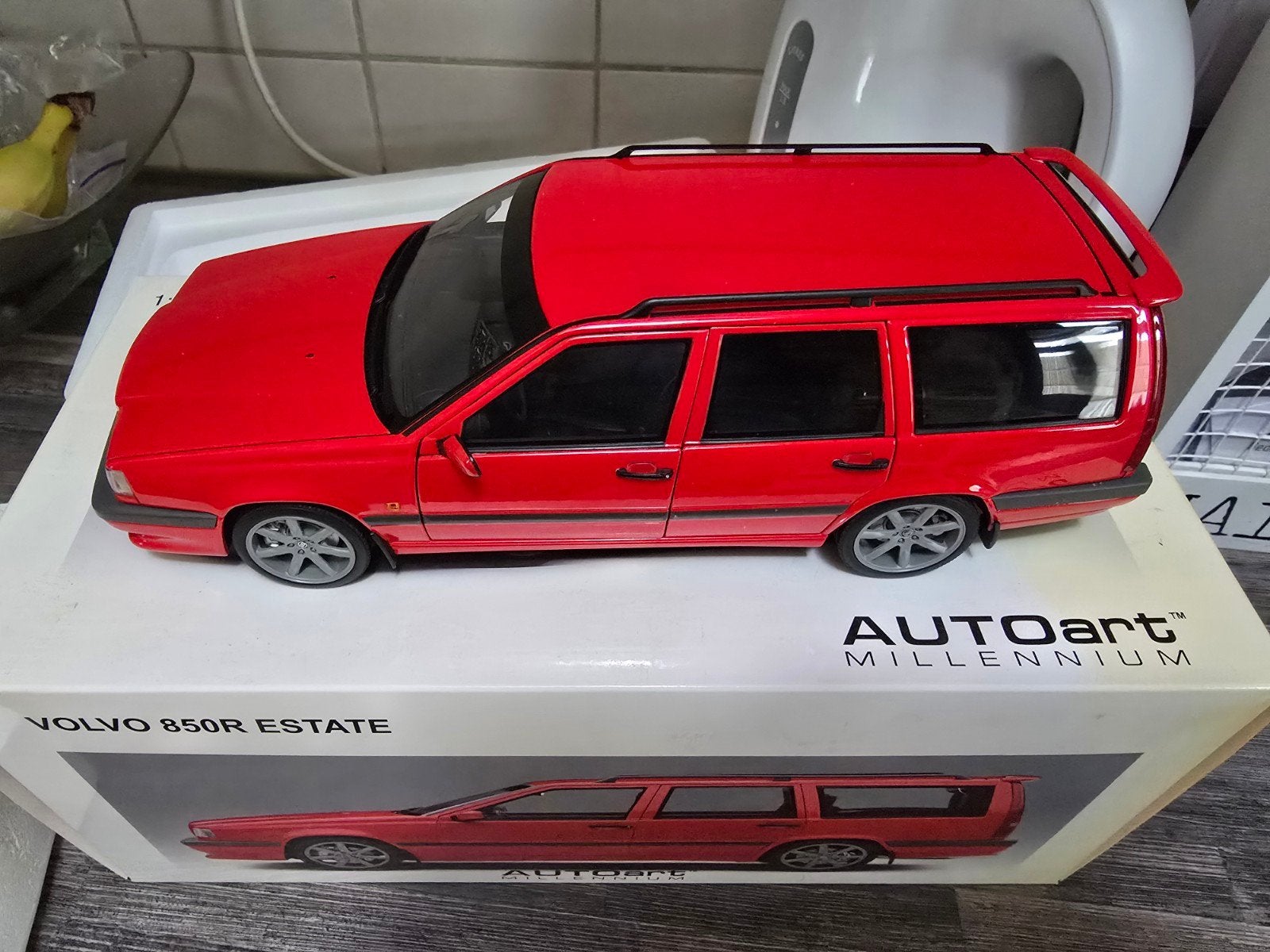 AutoArt Millennium Volvo 850R Estate 1:18 UNIEK, Hobby en Vrije tijd, Modelauto's | 1:18, Ophalen of Verzenden, Zo goed als nieuw