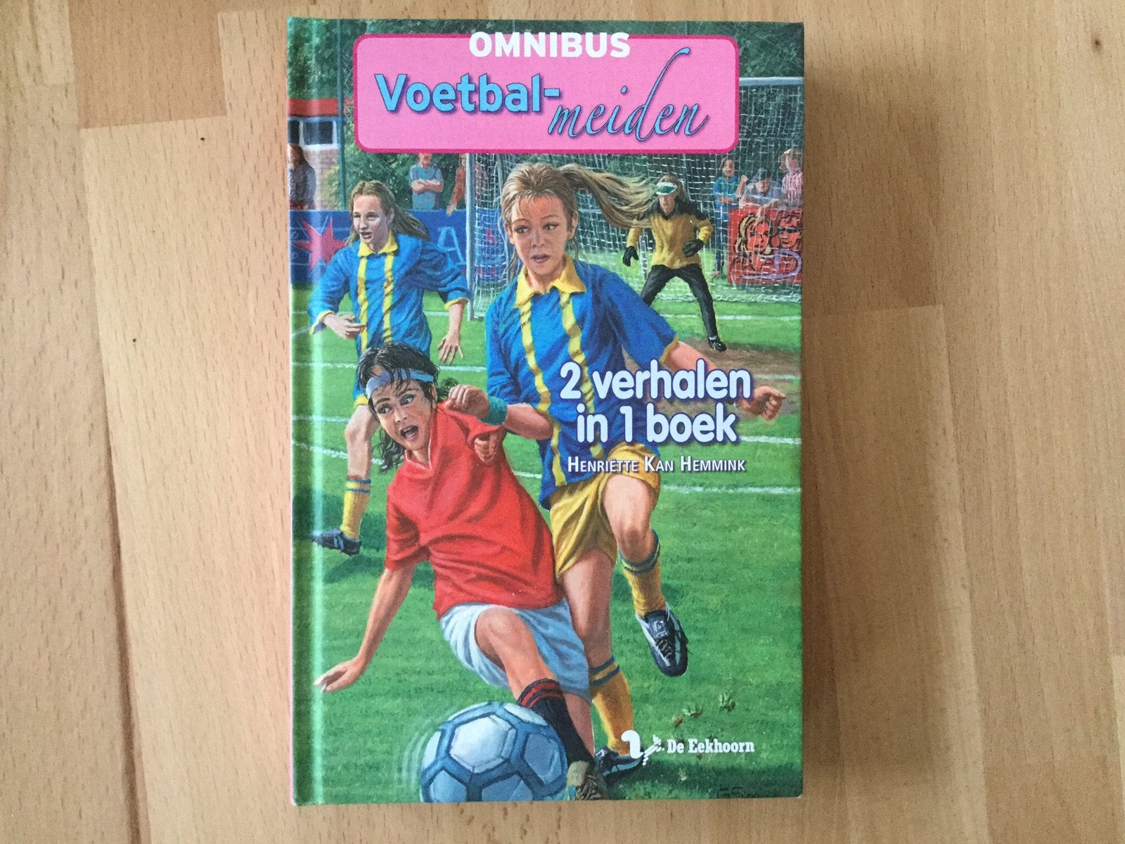 Omnibus De voetbalmeiden ️, Ophalen of Verzenden, Zo goed als nieuw