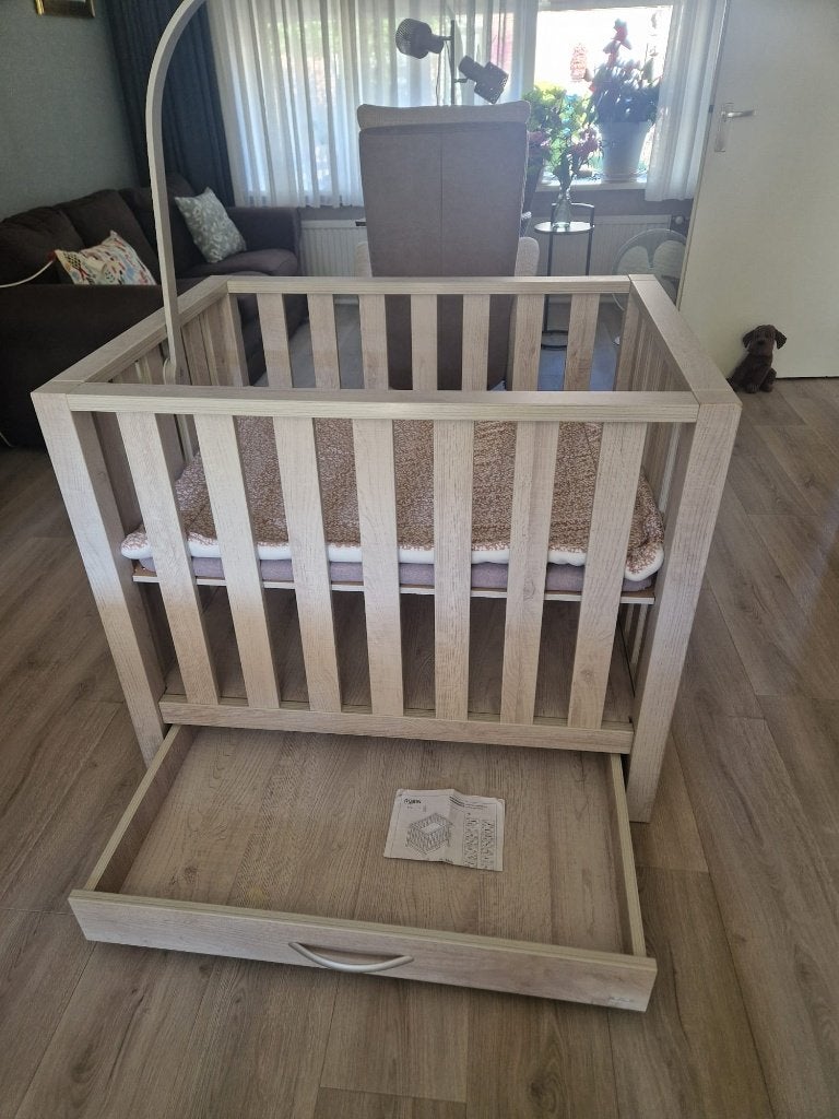 Houten box met lade en verstelbare bodem, Kinderen en Baby's, Boxen, Gebruikt, Vierkant, In hoogte verstelbaar, Lade, Ophalen
