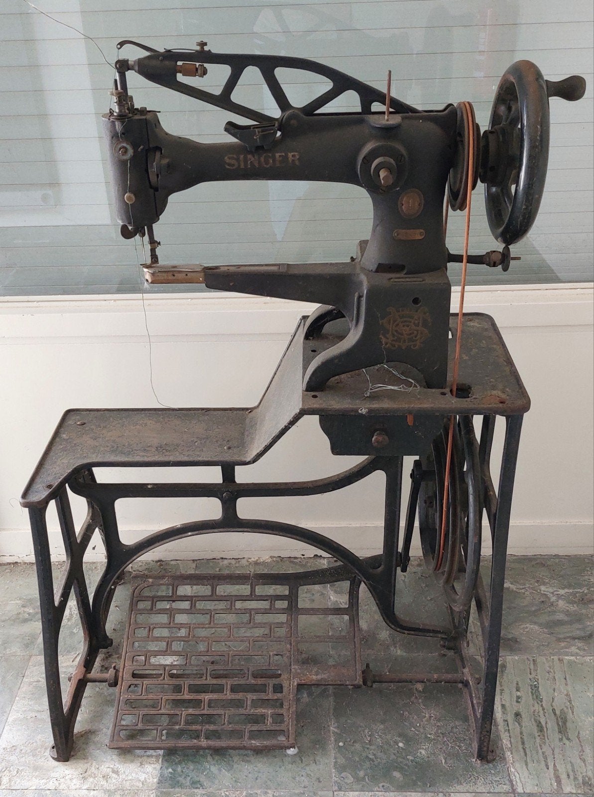 Complete antieke Singer 29K71 ledernaaimachine, Ophalen