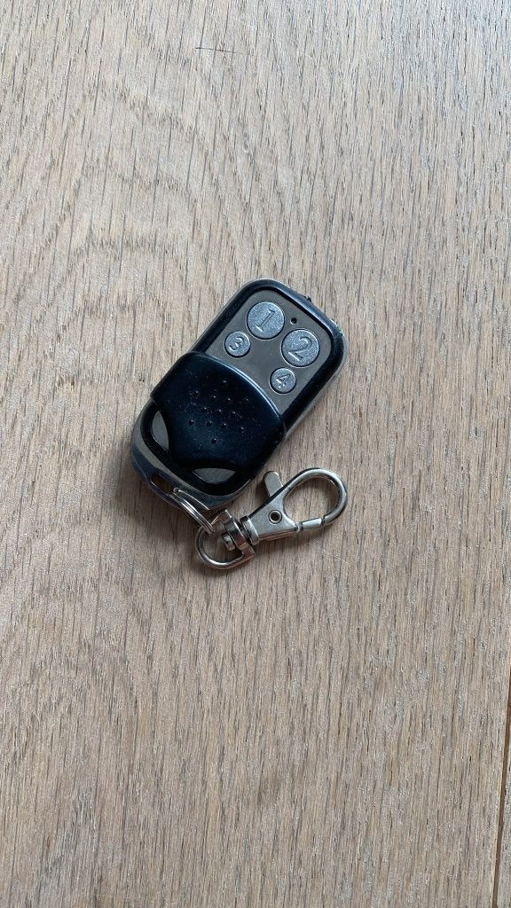 Universele 4-kanaals handzender voor poort of garagedeur, Ophalen of Verzenden, Gebruikt, Logitech