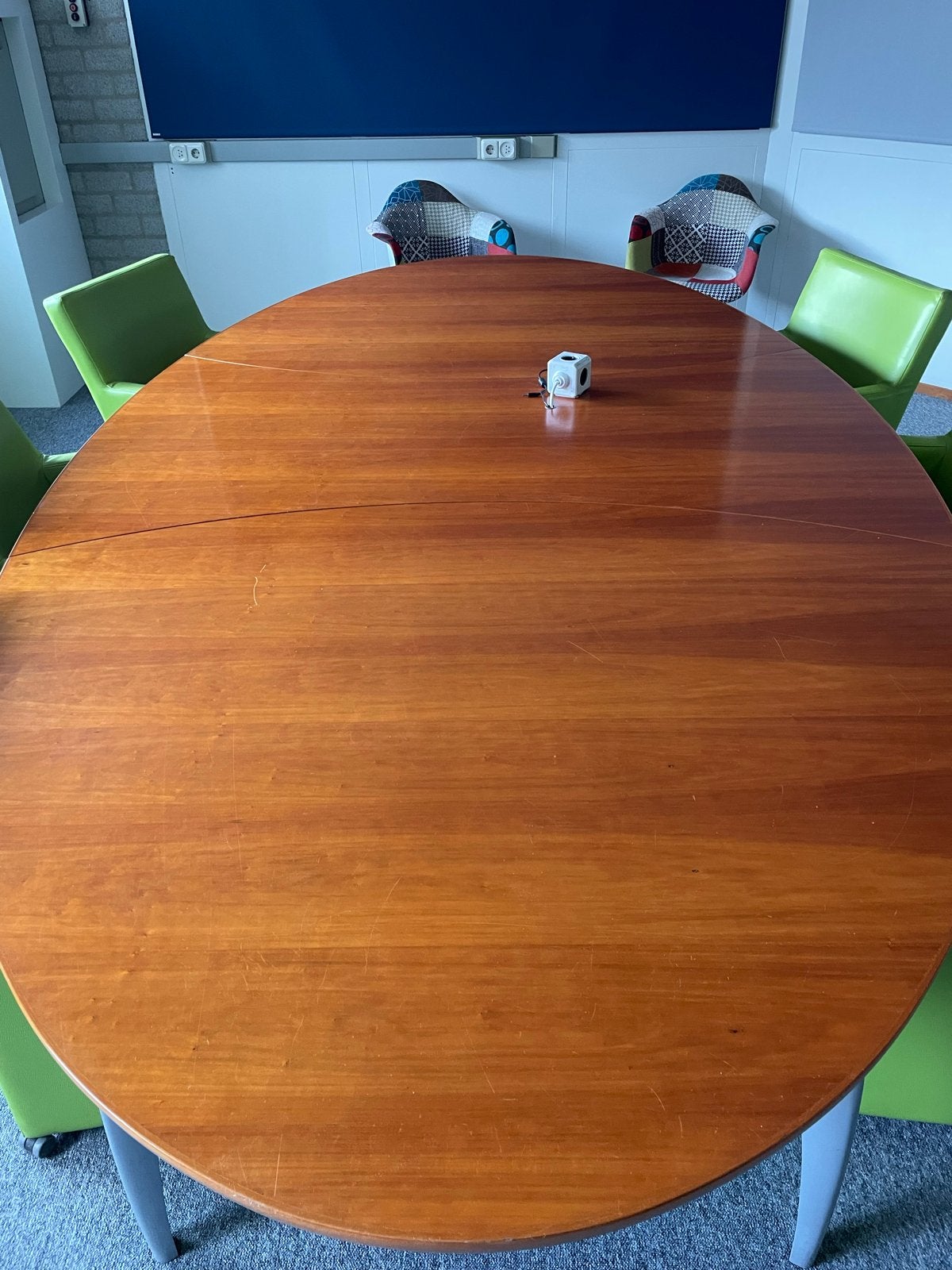Ovale vergadertafel van hout met metalen poten, Huis en Inrichting, Tafels | Eettafels, Ophalen, Gebruikt, 100 tot 150 cm, 150 tot 200 cm