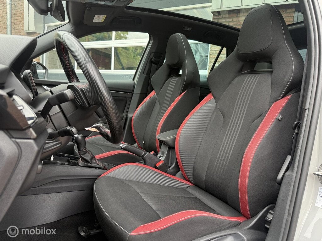 Skoda Kamiq 1.0 TSI Monte Carlo Panodak Navi Carplay LED Cam, Auto's, Skoda, Stof, Zwart, 1156 kg, Bedrijf