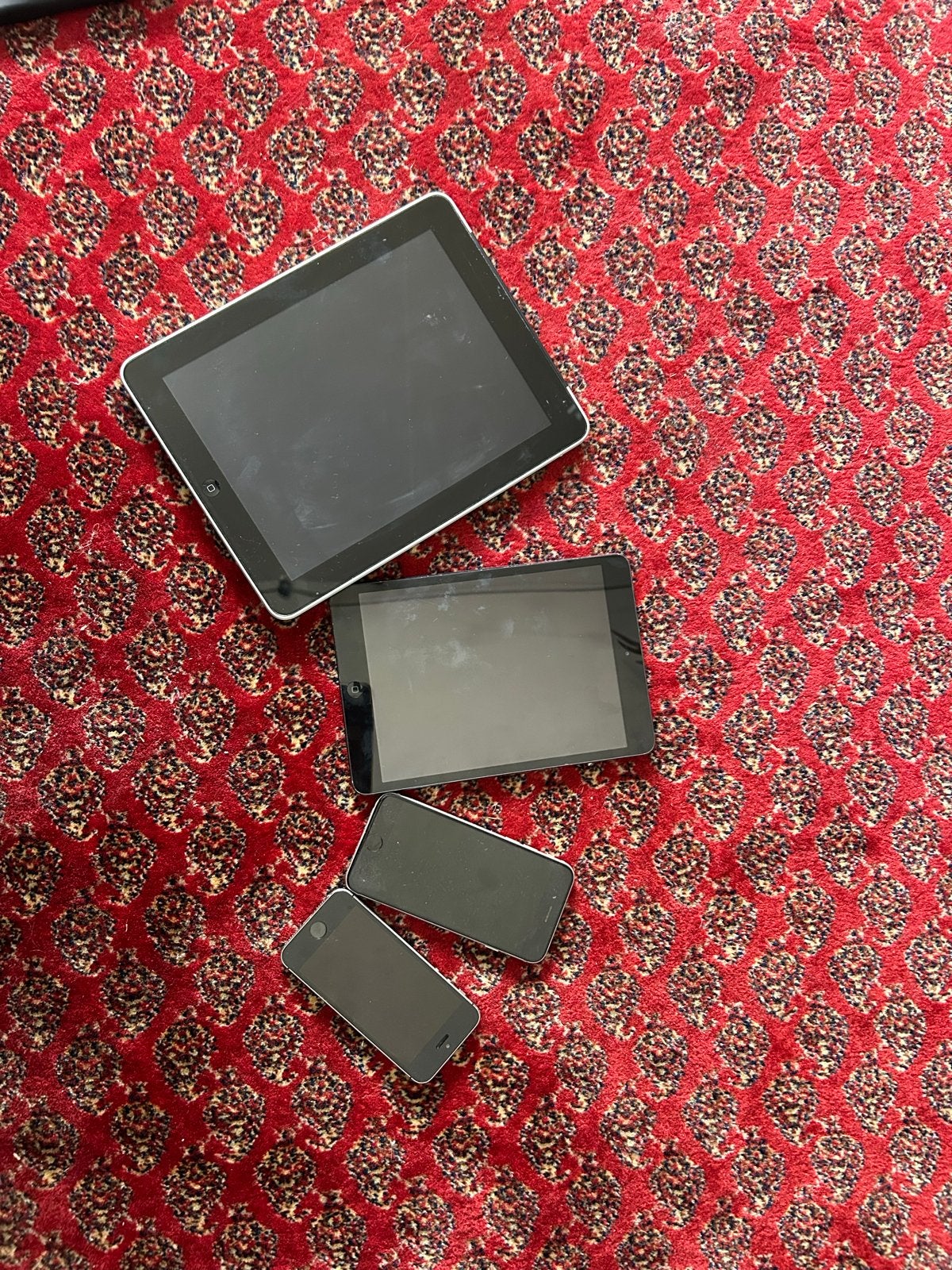 2x Apple iPad (eerste generatie) en 2x oude iPhone, Computers en Software, Apple iPads, Apple iPad, Zwart, Niet werkend, 16 GB