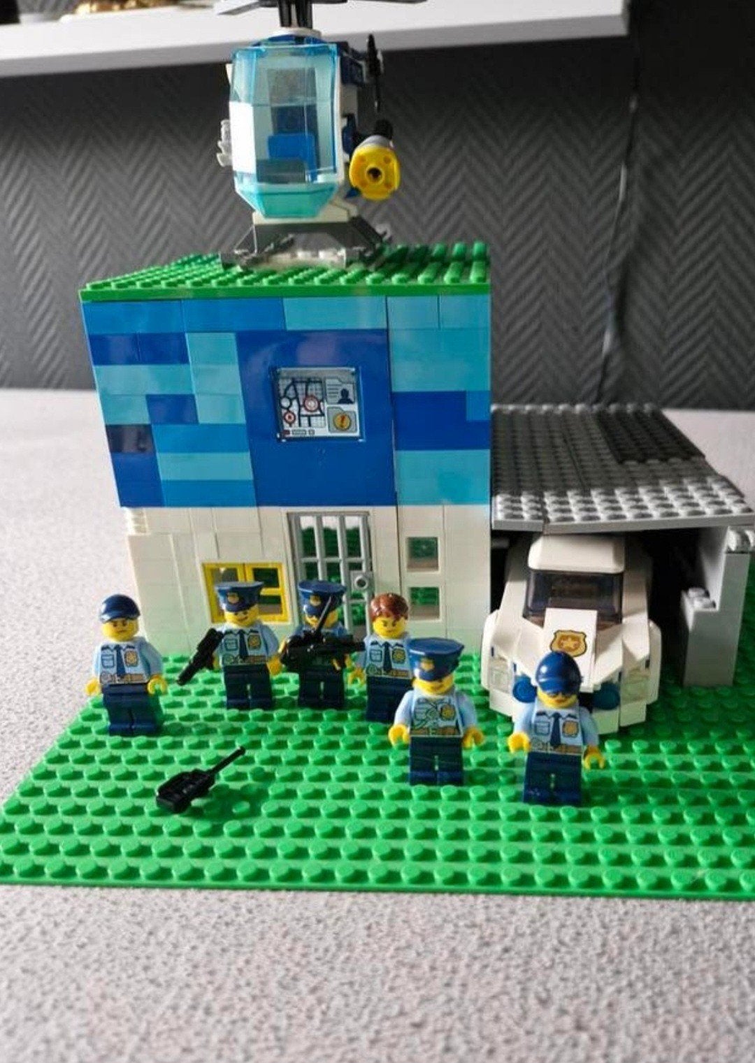 LEGO Politiebureau met helikopter en auto, Kinderen en Baby's, Speelgoed | Bouwstenen, Gebruikt, Overige merken, Ophalen of Verzenden