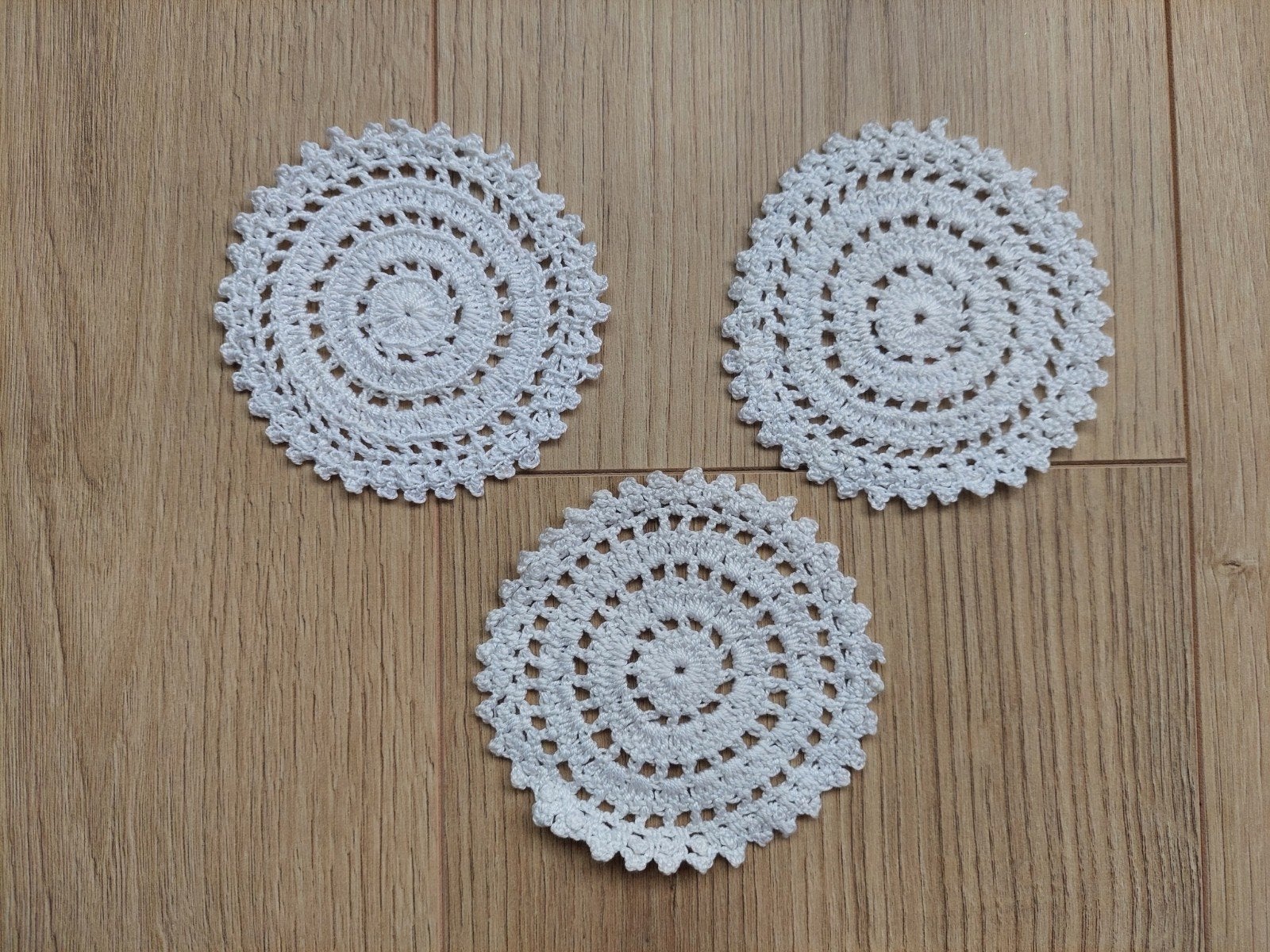 Gehaakte onderzetters - 3 stuks, doorsnee 10 cm, Ophalen of Verzenden, Zo goed als nieuw, Haken, Overige typen