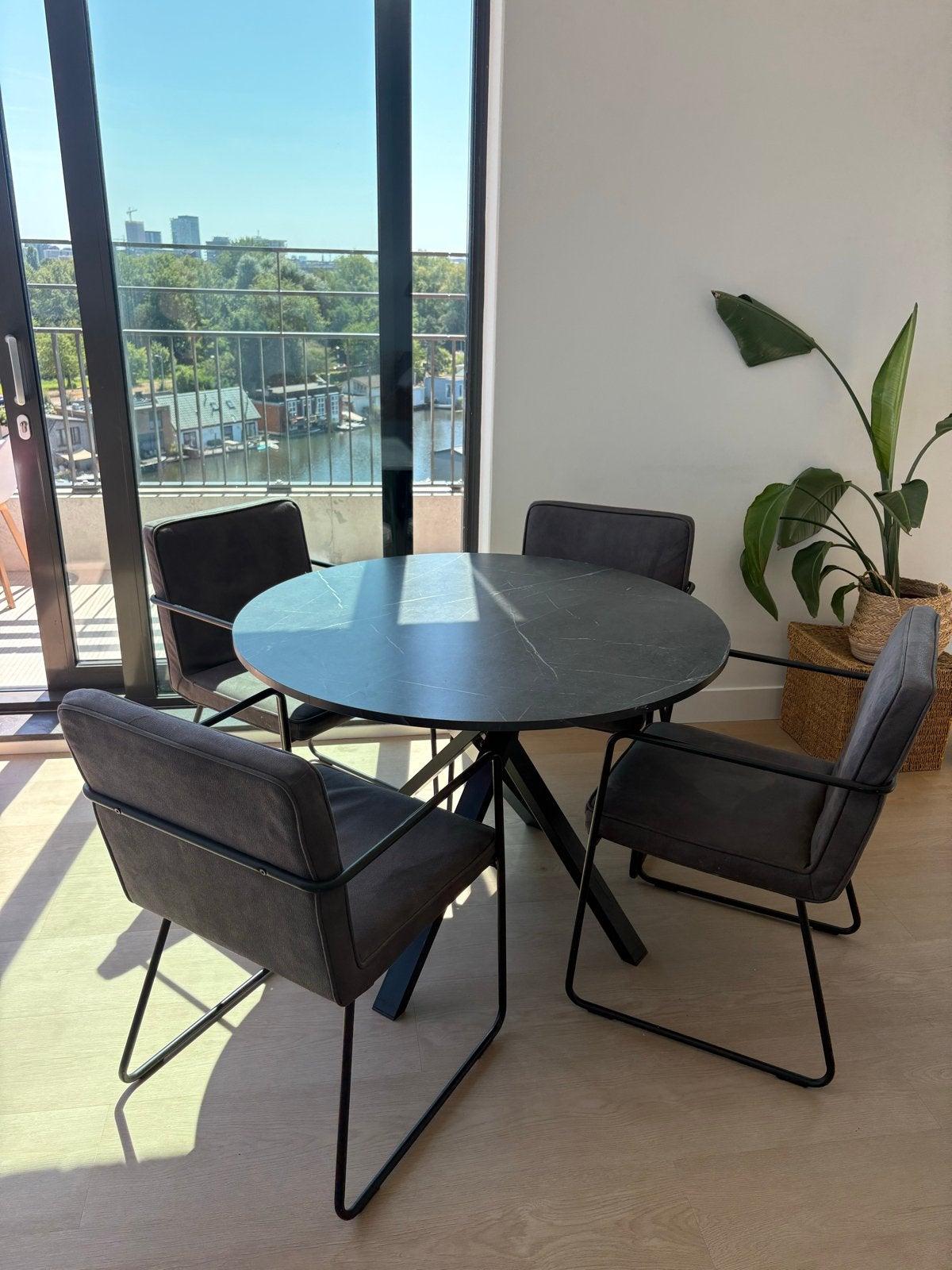 Moderne ronde eettafel (stoelen op aanvraag beschikbaar), Huis en Inrichting, Tafels | Eettafels, Ophalen, 100 tot 150 cm, Rond