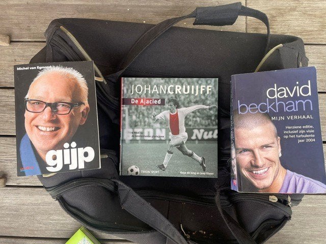 SPORTBOEKEN EN DRIE VOETBAL-DVD'S (GRATIS EEN TAS VOL), Ophalen, Gelezen, Diverse, Overige sporten