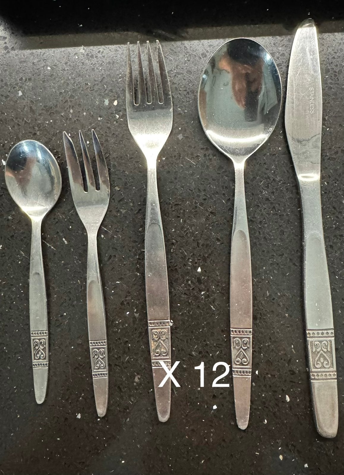 12 pers bestekset + serveerlepels en kaasschaaf, Huis en Inrichting, Keuken | Bestek, Ophalen