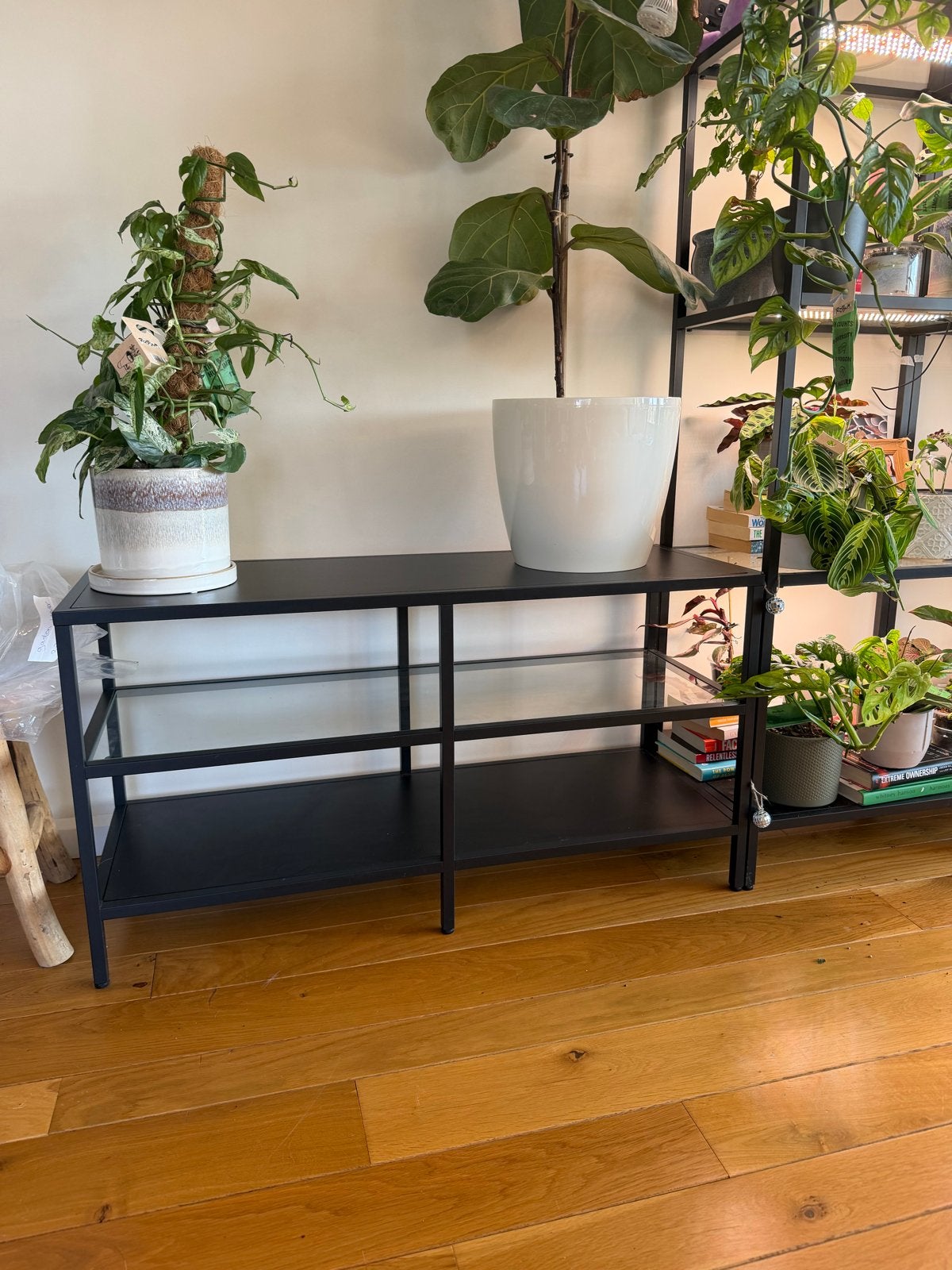 IKEA Vittsjö TV-meubel/opbergkast - Zwart metaal en glas, Huis en Inrichting, Kasten | Overige, Ophalen, Gebruikt
