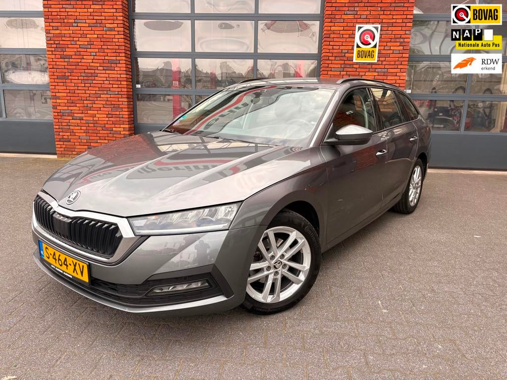 Skoda Octavia Combi 1.5 e-TSI 150PK Business Edition | Trekh, Auto's, Stof, 4 cilinders, 150 pk, Origineel Nederlands