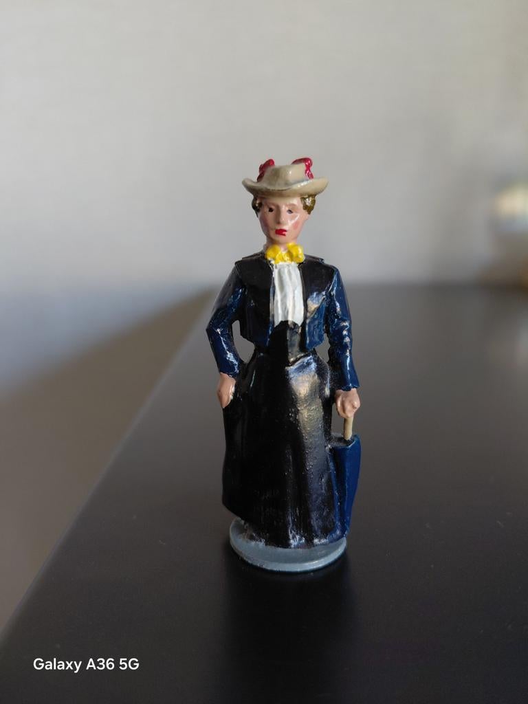 Vintage beeldje van een dame met paraplu, Ophalen of Verzenden