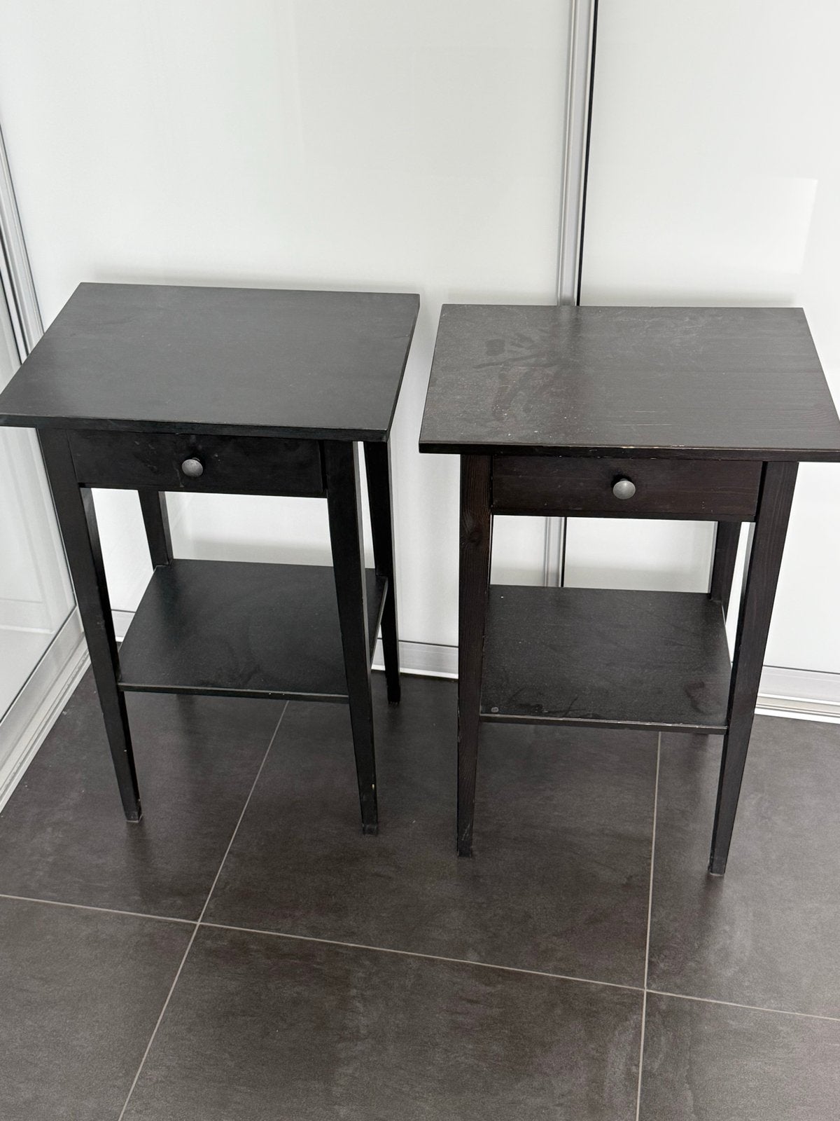 Twee IKEA Hemnes nachtkastjes, zwartbruin, Ophalen, Gebruikt, Minder dan 45 cm, 55 tot 70 cm