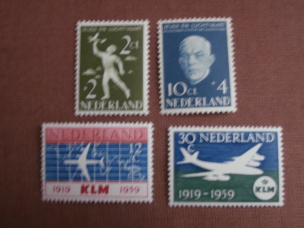 NL 1954-1959; Nat. Luchtvaartfonds + 40 JAAR KLM LEES 2 FOTO, Postzegels en Munten, Postzegels | Nederland, Verzenden, Na 1940