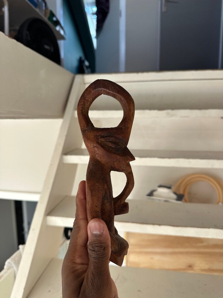 Handgesneden houten figuurtje met ringvormige kop, Antiek en Kunst, Kunst | Beelden en Houtsnijwerken, Ophalen, Houtsnijwerk, Handgemaakt