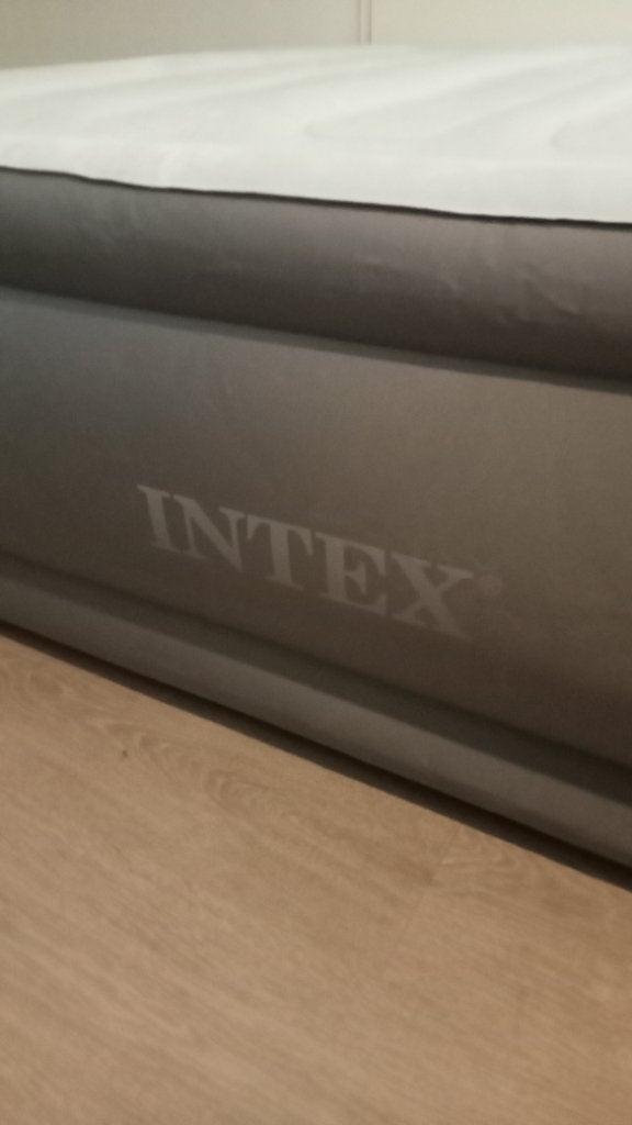Luchtbed Intex met ingebouwde pomp, Caravans en Kamperen, Luchtbedden, Ophalen of Verzenden, Ingebouwde pomp, Zo goed als nieuw
