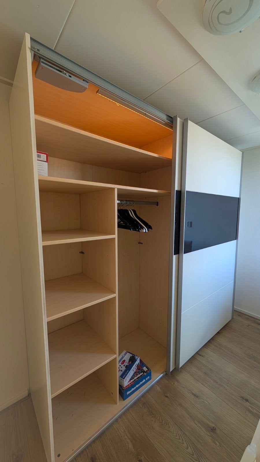 Mooie hoge kledingkast met verlichting, zo goed als nieuw, Ophalen, Met deur(en), 200 cm of meer, Zo goed als nieuw
