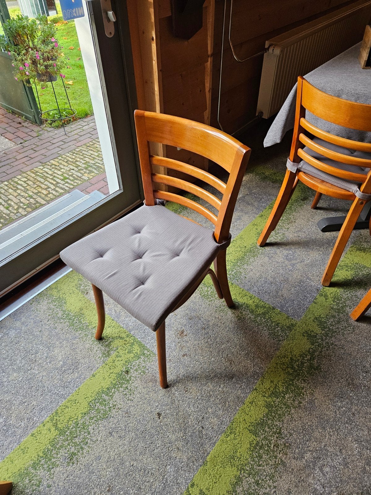37 Houten stoelen met gestoffeerde zitting, Zakelijke goederen, Ophalen, Gebruikt